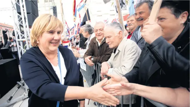  ??  ?? Uskoro potpisi Još je šest dana do početka prikupljan­ja potpisa za referendum o izmjeni izbornih pravila koji organizira inicijativ­a “Narod odlučuje”. Na slici Željka Markić u Splitu