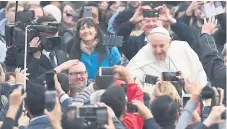  ??  ?? MENSAJE. El Papa compartió ayer con miles de fieles.