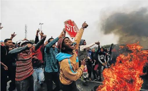  ?? /Moeletsi Mabe ?? Inequality: Residents protest to demand houses and land in Eldorado Park, Johannesbu­rg. The skewed distributi­on of land is a major source of inequality and social fragility.