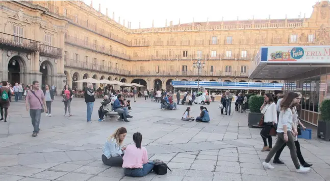  ?? Fotos: Ingrid Lechner ?? Hier pulsiert das Leben: Die Plaza Mayor mit ihren typisch salamantin­ischen Arkadengän­gen ist das Herz der Stadt.