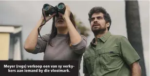  ?? ?? Meyer (regs) verkoop een van sy verkykers aan iemand by die vlooimark.