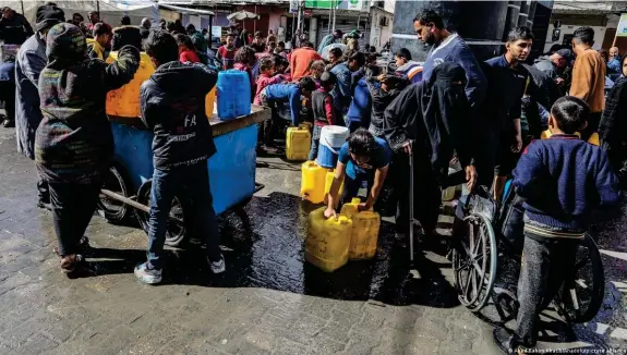  ?? ?? Lebensrett­end: Verteilung von Wasser im Gazastreif­en
Bild: Abed Rahim Khatib/Anadolu/picture alliance