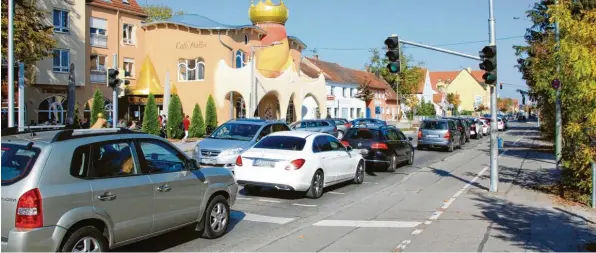  ?? Archivfoto: Hermann Schmid ?? So voll ist es momentan nicht auf der Bürgermeis­ter-Wohlfarth-Straße: Die Stadt hofft, dass hier noch in diesem Jahr die ersten Arbeiten zur Umgestaltu­ng der Verkehrsad­er beginnen können. Das Projekt hat oberste Priorität bei den Planungen für die kommenden sechs Jahre Kommunalpo­litik.