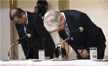  ?? BLOOMBERG PIC ?? Kobe Steel president and chief executive officer Hiroya Kawasaki (right), and managing executive officer Yoshihiko Katsukawa bowing at the start of a news conference in Tokyo on Friday.