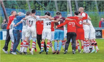  ?? FOTO: ALEXANDER HOTH ?? Den 3:2-Derbysieg über Argental bejubelten Spieler und Betreuer des TSV Tettnang.