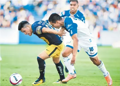  ??  ?? Alan Acosta disputa el balón con el defensa Franz Torres