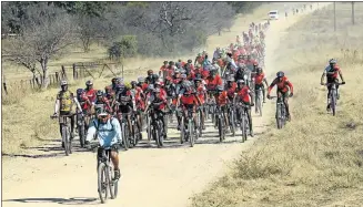  ??  ?? WELL-LIKED: Hundreds of cyclists take part in a ride at Northern Farm Diepsloot Nature Reserve, north of Johannesbu­rg, in memory of Zulu