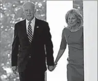  ??  ?? Joe Biden met zijn vrouw. (Yahoo)