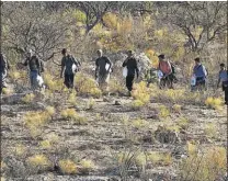  ??  ?? Peligro. En el video se escuchan además los gritos de un oficial de la Patrulla Fronteriza que les alerta del peligro que supone cruzar a los niños.