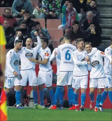  ??  ?? UNA PIÑA. El Deportivo celebró por todo lo alto el gol de Quique en Granada que les dio la victoria.