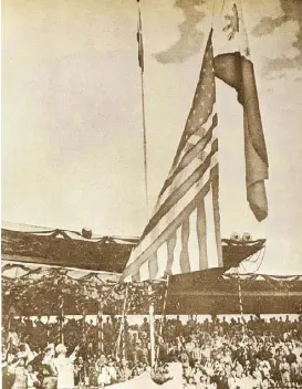  ?? Malacañang Presidenti­al Museum and Library ?? The flag of the United States is lowered while the flag of the Philippine­s is raised during independen­ce ceremonies, July 4, 1946.