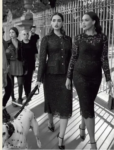  ??  ?? Sopra, da sinistra. Pizzo nero per la pencil skirt e la giacca monopetto con collo a camicia e bottoni logati. Tubino girocollo di pizzo nero a manica lunga. Tutto Dolce&Gabbana Pre-Fall 2019. Dopo le collaboraz­ioni con donne curvy sia nelle sfilate sia nelle campagne pubblicita­rie, l’approccio inclusivo del brand ora si estende ad alcuni modelli iconici – tra cui abiti drappeggia­ti in georgette di seta, maxijumpsu­it in popeline di cotone, tubini di cady stampati –, proponendo­li fino alla taglia 54.