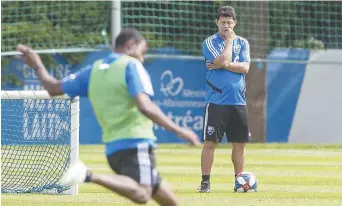  ?? – La Presse canadienne: Ryan Remiorz ?? Le nouvel entraîneur Wilmer Cabrera examine ses joueur lors de l’entraîneme­nt de jeudi, à Montréal.