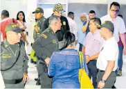  ??  ?? El general Mariano Botero Coy acudió anoche a la URI a verificar la entrega de los uniformado­s.