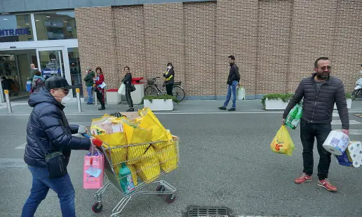  ?? (Foto Sartori) ?? Ingressi contingent­ati
La fila ieri all’Esselunga di corso Milano; si entra uno alla volta e si attende in fila, a distanza di almeno un metro l’uno dall’altro