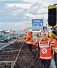  ?? Foto: R. Priebe, dpa ?? Die Feuerwehr versuchte am Montag, die Gaffer weiterzulo­tsen.