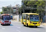  ?? RAFAEL POLO/ARCHIVO ?? Buses circulan por una calle de Barranquil­la.