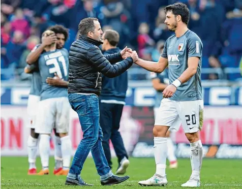  ?? Foto: Witters ?? Da gratuliert Trainer Manuel Baum gerne: Gojko Kacar rückte am Samstag in die Startelf und machte ein gutes Spiel. Mit seinem Kopfball Treffer zum 2:1 kurz vor der Halb zeit stellte er die Weichen auf Sieg. Am Ende gewann der FCA mit 3:1.