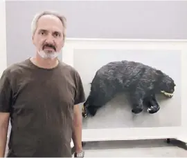  ??  ?? Thomas Struth steht vor einem seiner Tierbilder.