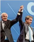  ??  ?? Der alte und der neue Ministerpr­äsident: Seehofer und Söder beim Parteitag.