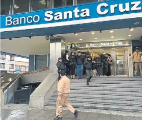  ?? OPI SANTA CRUZ,. ?? Operativo. En la sede Río Gallegos del Banco Santa Cruz.