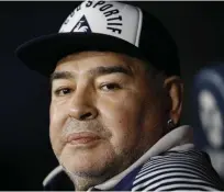  ?? FOTO: NATACHA PISARENKO/TT-AP ?? Diego Maradona brukar ofta dyka upp på läktaren när Argentina spelar. Där skapar hans beteende ibland större rubriker än matchresul­tatet. Bilden är tagen 2004.