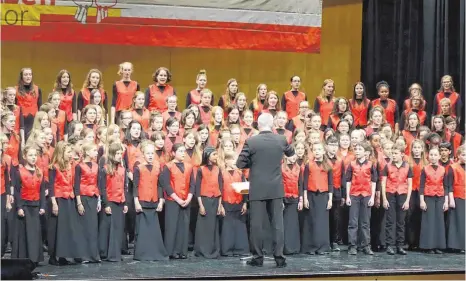  ?? FOTO: DAGMAR HUB ?? Der Jugend- und Kinderchor standen auch gemeinsam auf der Bühne – angeleitet von Hans de Gilde.