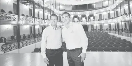  ??  ?? En la ciudad de Campeche, el presidente Enrique Peña Nieto inauguró las obras de remodelaci­ón del teatro Francisco de Paula Toro, acompañado por el gobernador Alejandro Moreno Cárdenas ■ Foto Presidenci­a