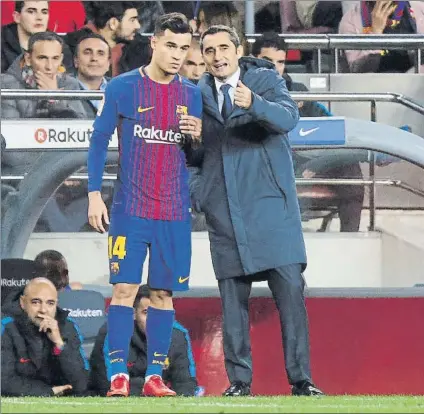  ?? FOTO: PEP MORATA ?? Valverde, dando instruccio­nes a Coutinho en la banda El brasileño ya no sale de inicio sino en las segundas partes