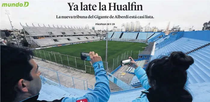  ?? (JOSÉ HERNÁNDEZ) ?? Para el recuerdo. Leonardo y Magalí, de sangre celeste, se sacaban fotos ayer en el estadio de Belgrano, que luce la flamante tribuna, todavía sin pintar, justo frente a ellos.