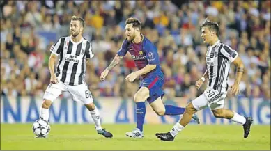  ??  ?? Lionel Messi van Barcelona (m) dribbelt langs Paulo Dybala (r) en Miralem Pjanic van Juventus. (Foto: VZ)