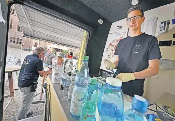  ?? RP-FOTO: MARKUS VAN OFFERN ?? Harald Gülzow (hinten) und Sohn Elias Gülzow bei der Arbeit in Kalkar.