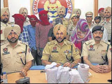  ?? PARDEEP PANDIT/HT ?? The accused with seized contraband in police custody in Jalandhar on Thursday.