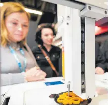  ?? EFE ?? Una impresora 3D gastronómi­ca, durante festival en Holanda.