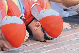  ?? ROB BAKER/ASSOCIATED PRESS ?? Kyle Busch, right, kisses a brick at the start/finish line after winning the Brickyard 400 at Indianapol­is Motory Speedway on Sunday.