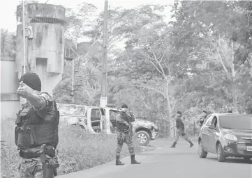  ??  ?? Military police officers track for fugitives of the Anisio Jobim Penitentia­ry Complex. — AFP photo