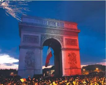  ??  ?? L’Arc de triomphe, au coeur de Paris, a arboré les couleurs nationales de l’équipe championne de France pendant les festivités post-Coupe du monde de soccer, dimanche. - Associated Press: Thibault Camus