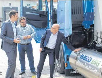  ?? FOTO: BODAN ?? Mario Männlein ( links) von der Iveco Magirus AG in Ulm erklärt Verkehrsmi­nister Winfried Hermann ( rechts) auf dem Forum Grüne Logistik in Überlingen die Vorteile von LNG- Antrieben im Schwerlast­verkehr.