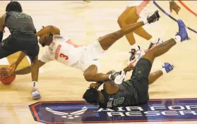  ?? Ron Jenkins / Associated Press ?? Houston guard DeJon Jarreau (3) dives over Tulane’s Kevin Cross (5) to battle Jaylen Forbes (25) for the ball. Jarreau had his first tripledoub­le.