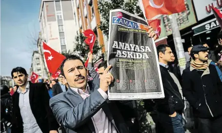 ?? Sympatizan­ti listu Zaman protestují proti omezování svobody médií autoritářs­kým režimem v Ankaře. FOTO REUTERS ?? Pod tlakem Erdogana.
