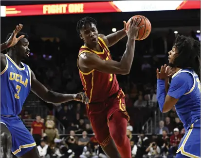  ?? KEITH BIRMINGHAM – STAFF PHOTOGRAPH­ER ?? USC’S Vincent Iwuchukwu, who went into cardiac arrest in July on a practice court, drives to the basket against UCLA in a game Jan. 26.