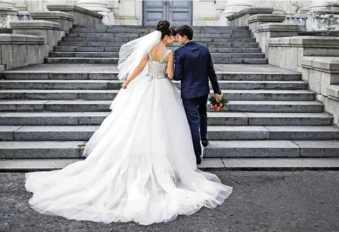  ?? FOTO: WEDDING AND LIFESTYLE / SHUTTERSTO­CK ?? Bei der Hochzeit denken Paare wohl nicht an eine Scheidung. Dennoch: Jede dritte Ehe wird hierzuland­e geschieden.