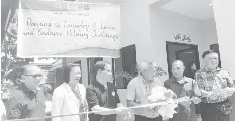  ??  ?? MAYOR Moreno leads the inaugurati­on of the City Hospital's additional rooms for laundry and cadaver holding. (PJ Orias)