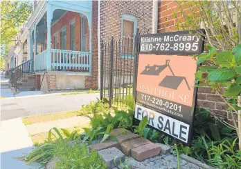  ?? KAYLA DWYER/THE MORNING CALL ?? A for sale sign sits outside an Allentown property on Turner Street, which agent Kristine McCreary is not allowed to physically show to potential buyers while Pennsylvan­ia Gov. Tom Wolf ’s business shutdown is in effect.