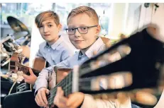  ?? RP-FOTO: STEPHAN KÖHLEN ?? Gute Freunde und ein buchstäbli­ch eingespiel­tes Team: Das Gitarrendu­o Lucian Weelborg (links, 11 Jahre) und Philipp Graf (10).