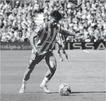  ?? ?? El jugador natural de Barcelona fue titular ante el Athletic en el Mediterrán­eo.