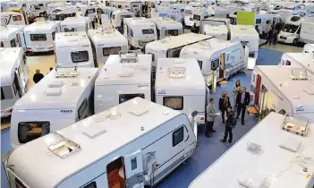  ?? FOTO: DPA ?? Die sogenannte­n Caravans sind im Moment heiß begehrt – gebrauchte gibt es so gut wie kaum noch auf dem Markt, Neufahrzeu­ge wie diese hier auf der Tourismusm­esse Caravan, Motor und Tourismus in Stuttgart hingegen schon.