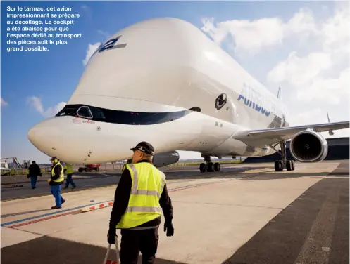  ??  ?? Sur le tarmac, cet avion impression­nant se prépare au décollage. Le cockpit a été abaissé pour que l’espace dédié au transport des pièces soit le plus grand possible.