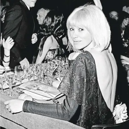  ?? Mireille Darc v roce 1976 v Nice. Ve stejném roce šel do kin film Nebezpečný cestující, v němž si zahrála vedle Jeana-Louise Trintignan­ta. FOTO PROFIMEDIA ?? Silueta.