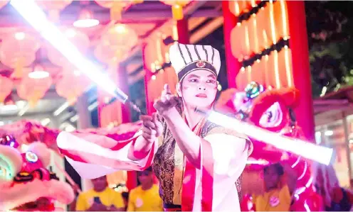  ?? @tribunephl_rio ?? PhotograPh by rio deluvio for the daily tribune as the traditiona­l dragon and lion dance were performed throughout the country to welcome the Chinese lunar year, this man uses light sticks inside a Quezon City mall on sunday, 22 January 2023.